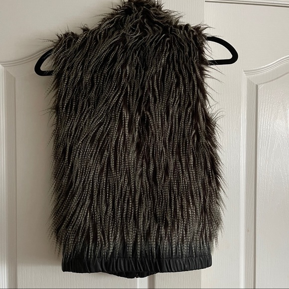 VERO MODA faux fur vest with zipper - Picture 3 of 4